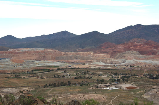 Andacollo, Mina Carmen; a la izquierda residuos mineros, a la derecha el gossan.