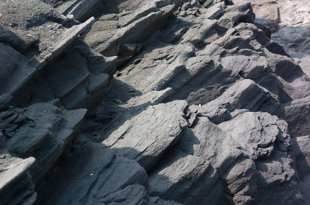 Rocas epiclásticas de grano fino y grueso con erosión diferencial.