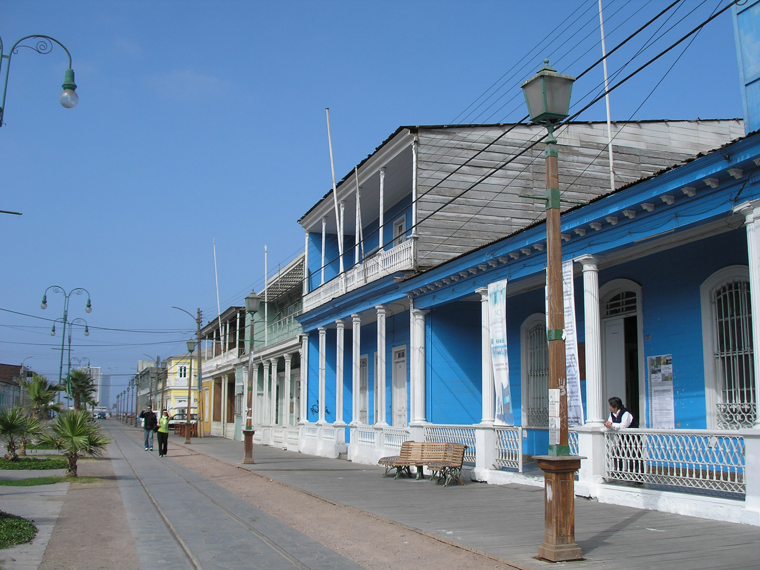 Another aspect of Paseo Baquedano. The houses were built with Oregon Pine thanks to the amount of money that circulated during the best years of the saltpetre industry.