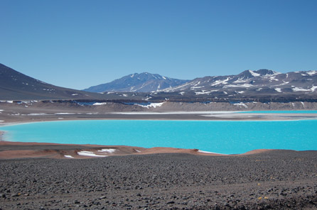 La Laguna Verde, a unos 4340 msnm de altitud; ignimbritas y al fondo el volcán El Cóndor.