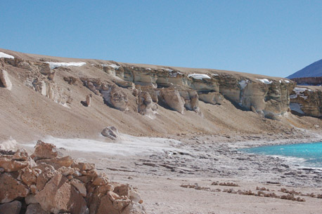 La Laguna Verde. Depósitos de caída bajo las ignimbritas (a la derecha). Ambas unidades del Plioceno.