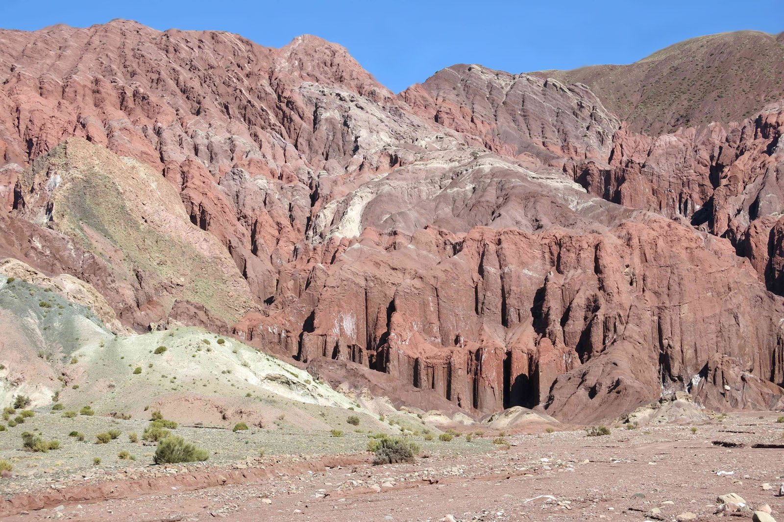 Valle del Arcoíris, control estructural de los procesos erosivos en la Formación Tonel. Dos diques de los intrusivos hipabisales de Tonel emplazados a lo largo de fractura.
