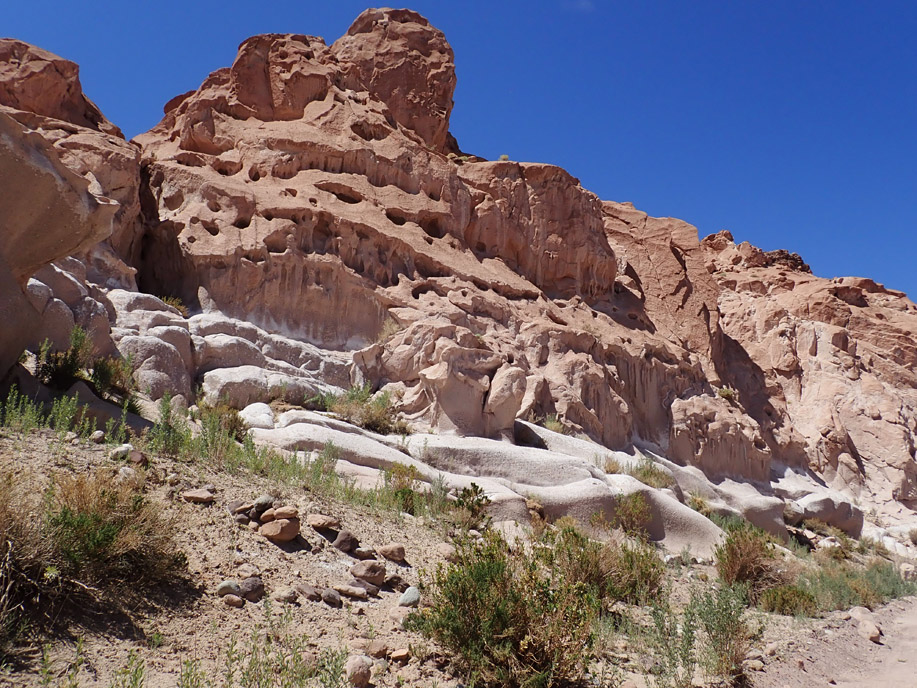 Ignimbrita de Puripicar del Plioceno, a la salida del Valle del Arcoíris.