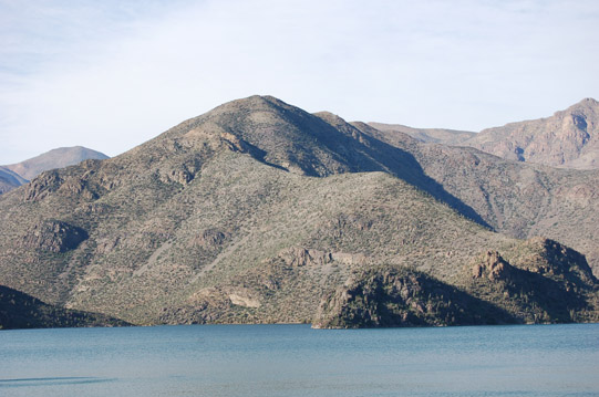 Valle del Elqui, aguas del embalse de Puclaro y la Formación Quebrada Marquesa.