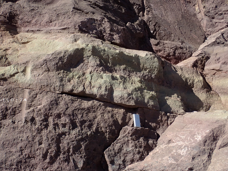 Valle del Elqui. Dique subhorizontal de andesita propilitizada cortando a rocas de la Formación Quebrada Marquesa.