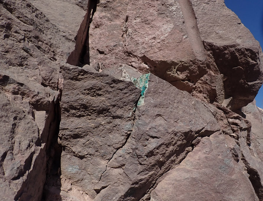 Valle del Elqui. Rocas volcanoclásticas andesíticas de la Formación Quebrada Marquesa. Oxidados de cobre en diaclasa.
