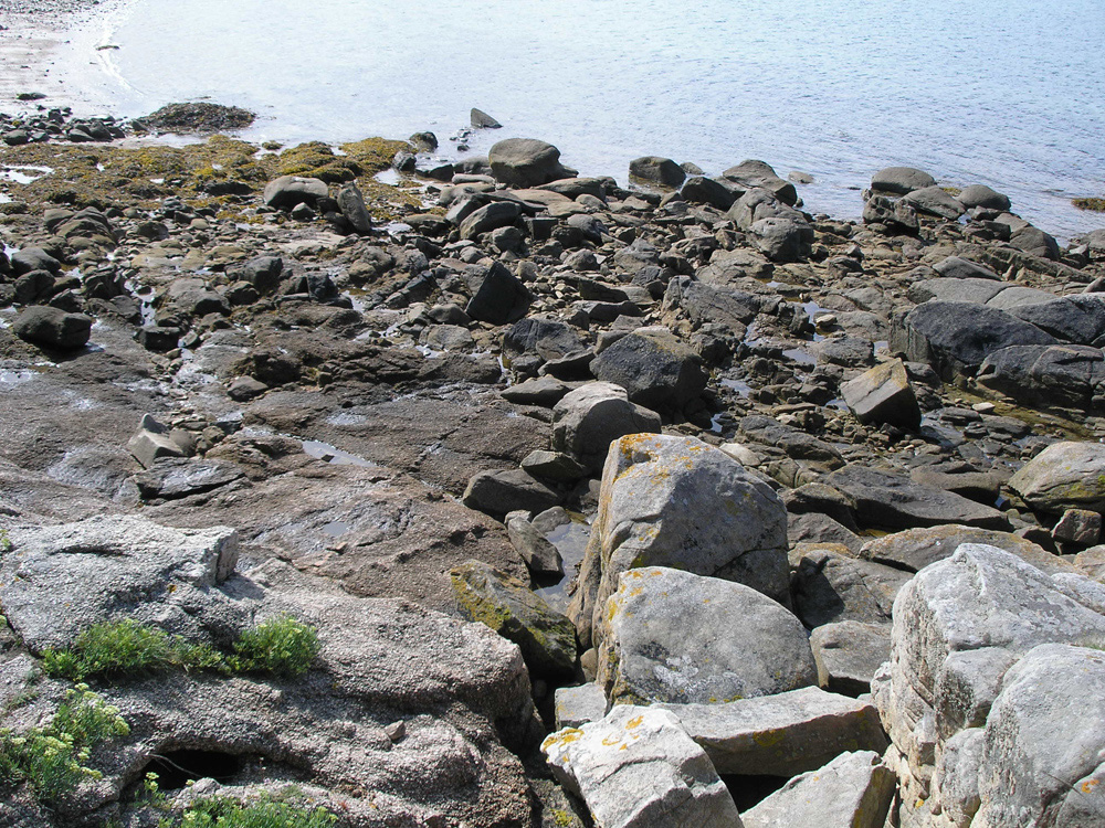 Punto 2. Granitos a lo largo de la playa de Toénot.