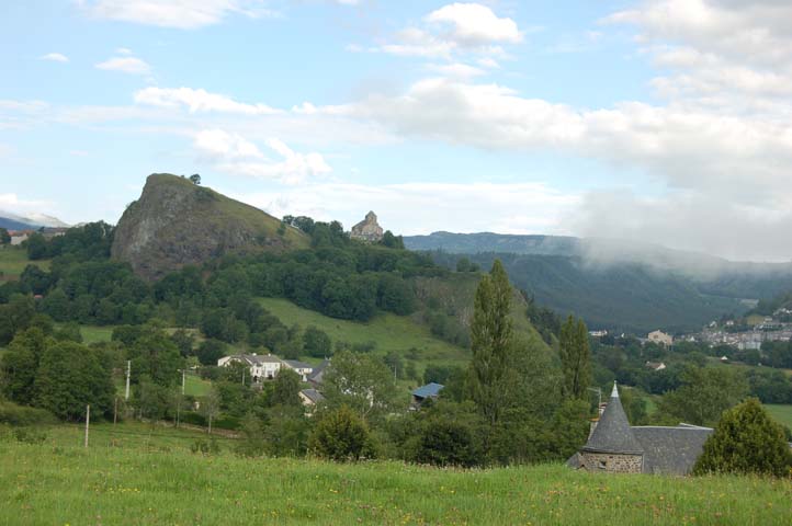 Rocher de Bredons, al lado de Murat. Chimenea (aguja) volcánica de composición basanítica (4,3 Ma).