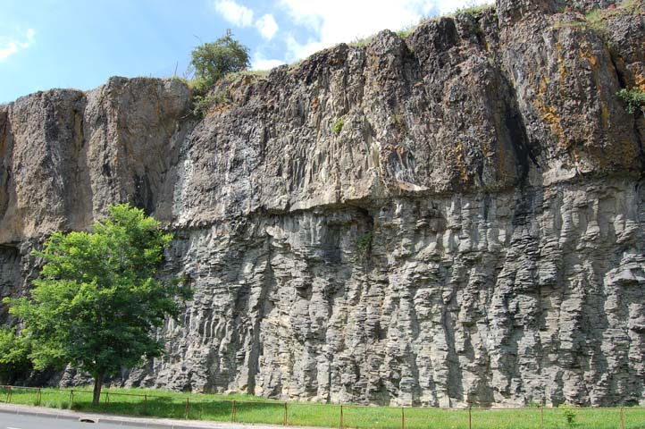 Episodios volcánicos precantalianos (9 Ma) en Saint-Flour. Abajo basaltos con falsas columnas (fausse colonnade). Brechas basálticas a techo de las columnas mal formadas.