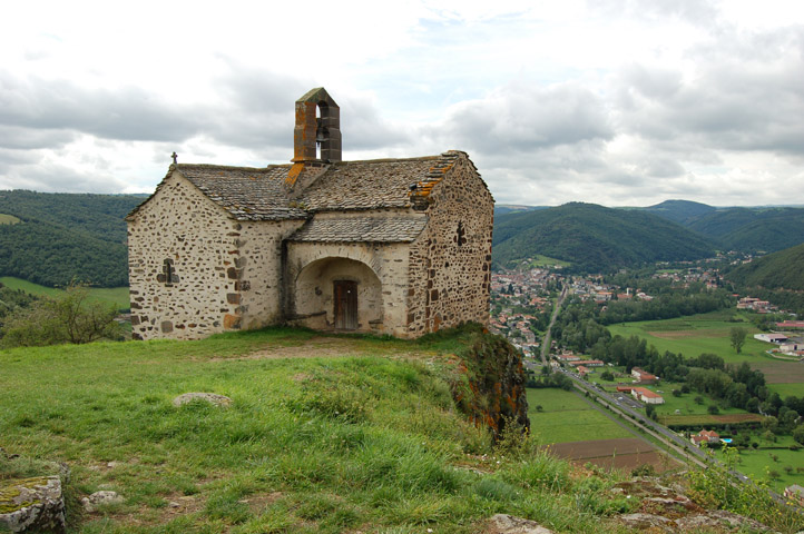Capilla románica de Sainte-Madeleine de Chalet (siglo XII) construida sobre basaltos (de unos 5 Ma); abajo el valle de Alagnon y la ciudad de Massiac.