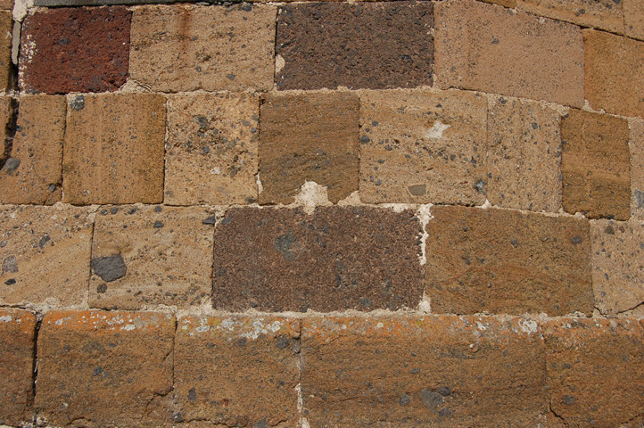 Muros de la iglesia de Andelat con bloques de depósitos freatomagmáticos.