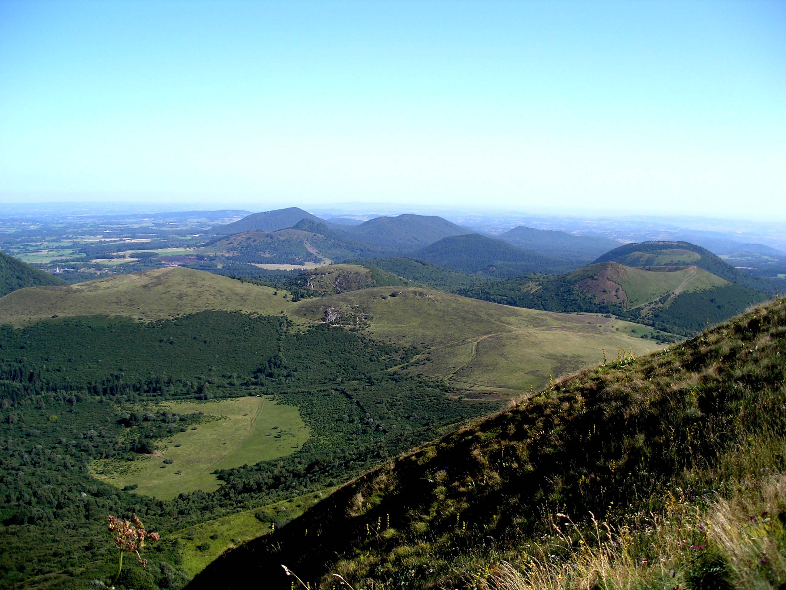 La Chaîne de Puys: vista hacia el norte desde el Puy de Dôme.